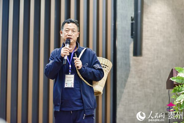 圖為楊祖華在貴陽旅游講座上推介背簍。
