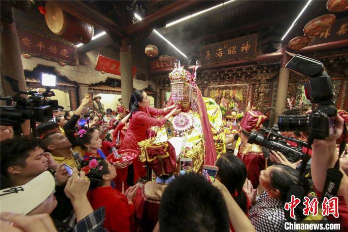 图为妈祖金身回宫安座?！×执菏?摄