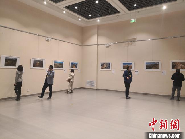 图为影像展现场?！》胫揪?摄