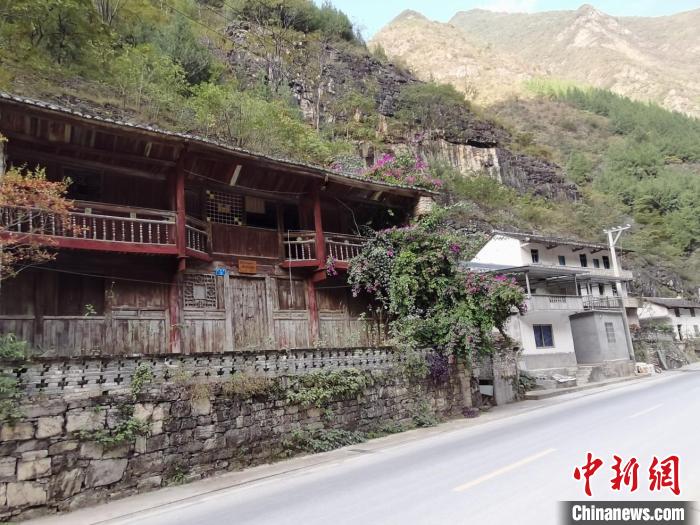 图为重庆市级文物秦氏民居旁的各种现代建筑。　彭国威 摄