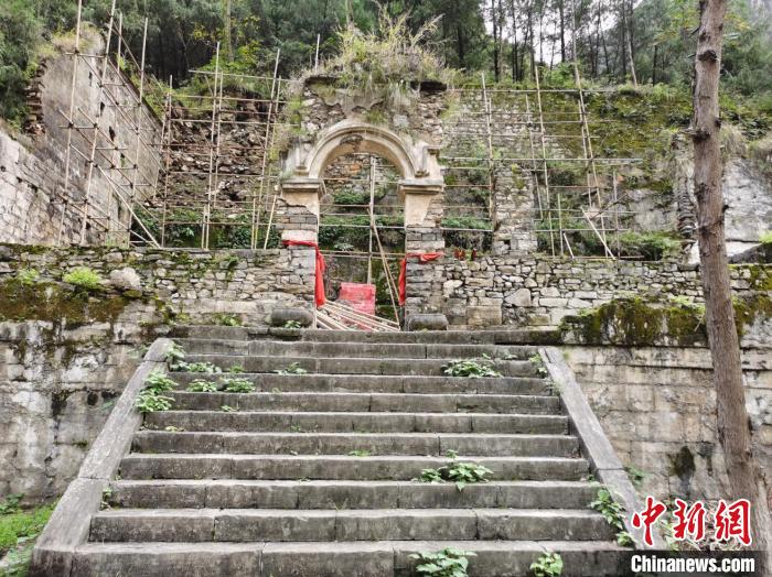 图为宁厂古镇“七里半边街”里的吴王庙?！∨砉?摄