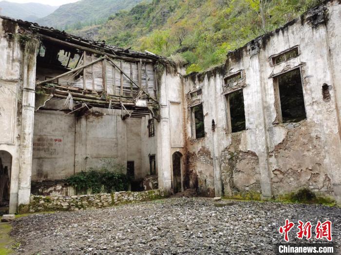 图为宁厂古镇“七里半边街”一瞥。　彭国威 摄