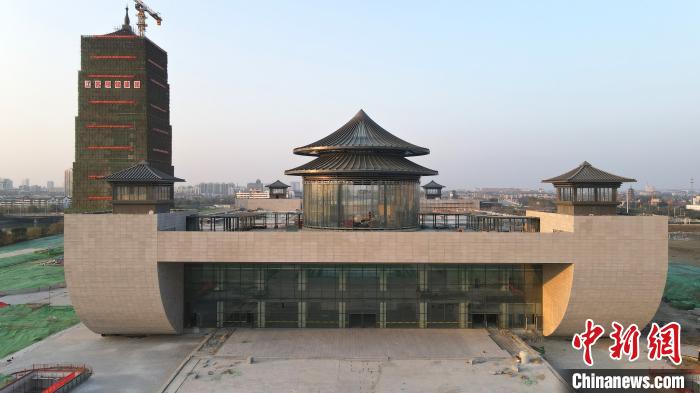 博物馆主体建筑上部的景观构筑物呈现了“五亭”景观?！∶系铝?摄