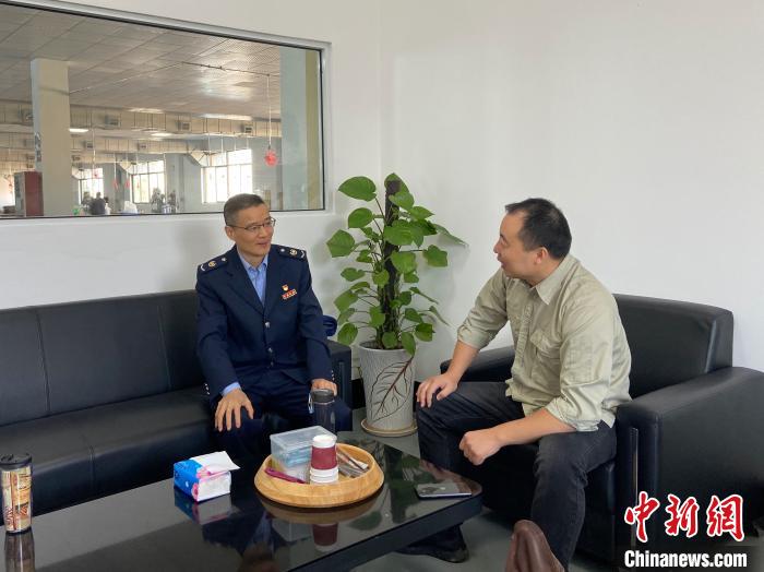 绍兴市上虞区税务工作人员进企业。　上虞税务局供图 摄