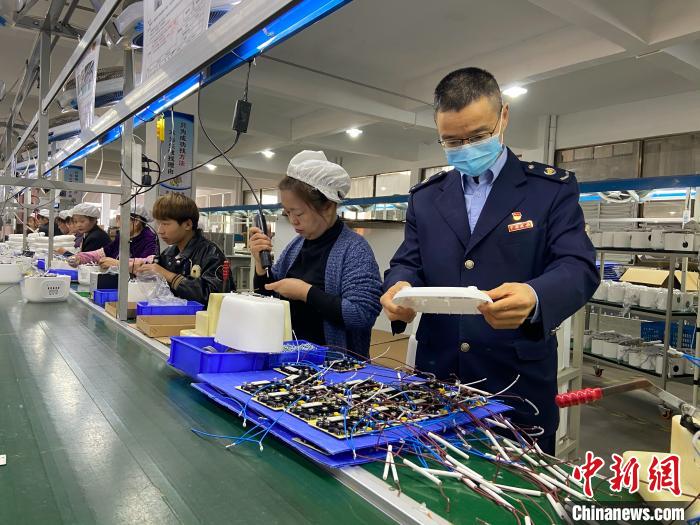 绍兴市上虞区税务工作人员进企业?！∩嫌菟拔窬止┩?摄