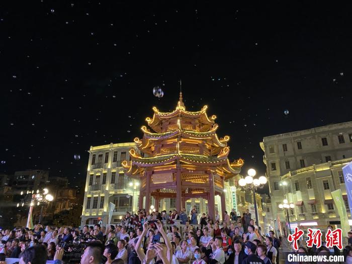 精彩演出吸引大量汕头市民观看。南粤古驿道定向赛组委会供图
