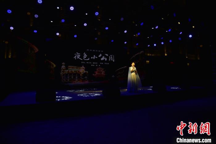 潮汕籍青年歌手吴熹演唱《夜色小公园》。南粤古驿道定向赛组委会供图