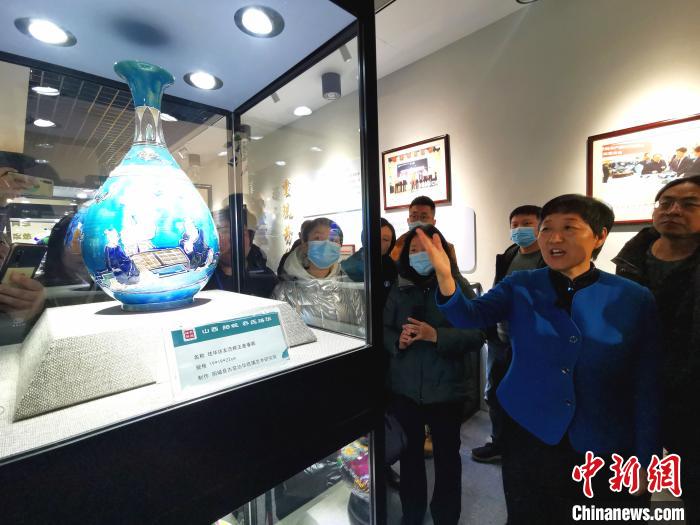 乔香平正在来自全国各地的陶瓷企业代表和手工艺人介绍“乔氏珐华”技艺。　杨杰英 摄