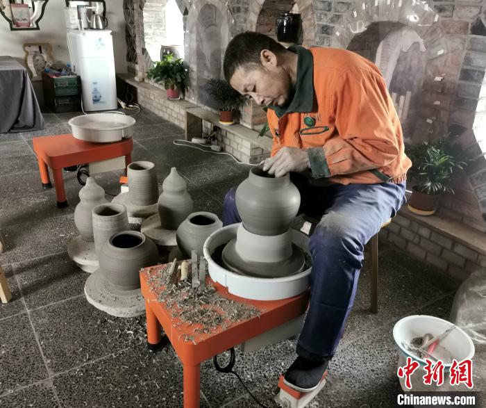 梁小板在陶瓷体验馆内忙碌着?！⊙罱苡?摄