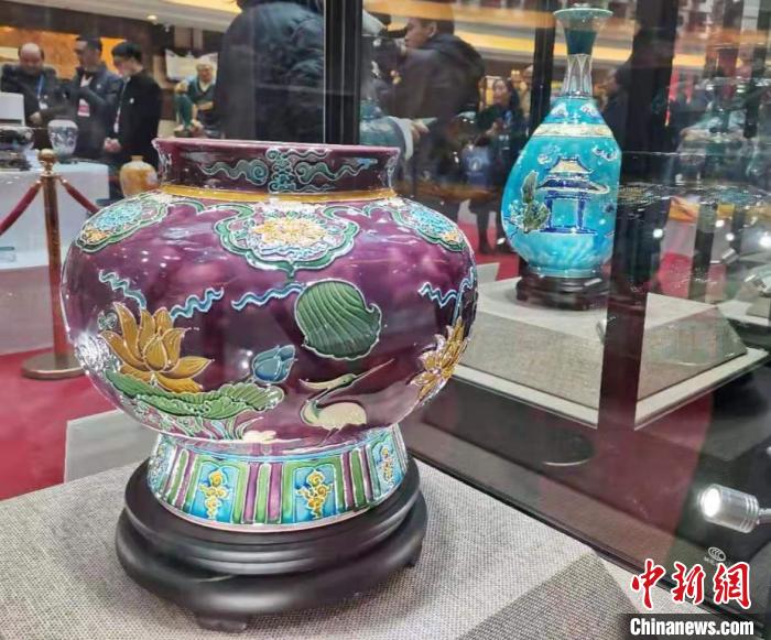 与“唐三彩”齐名的珐华，是古代山西特有的一种低温釉陶瓷，由琉璃演变而来?！∑钕?摄